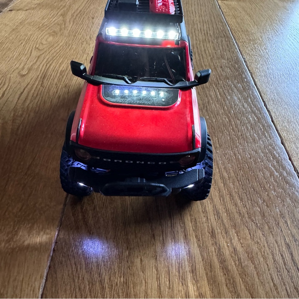 AXIAL - 1/24 SCX24 2021 FORD BRONCO 4WD TRUCJ with USB Charger and Remote | Red - Picture 4 of 11